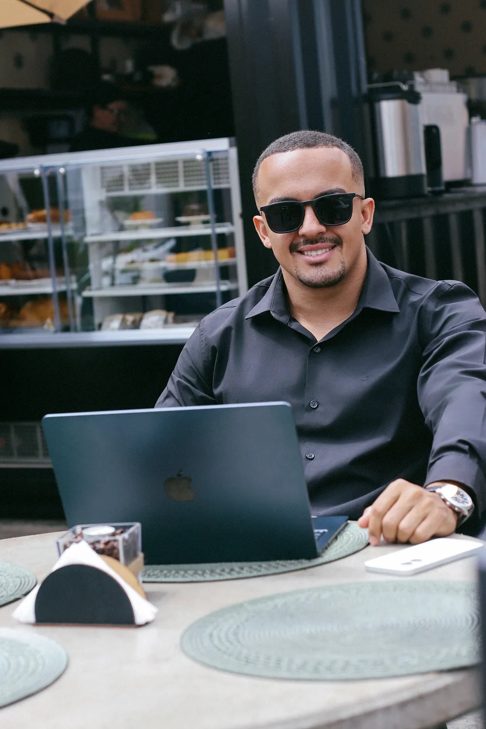 Victor Oliveira, fundador da Veyron, sorrindo diante do notebook